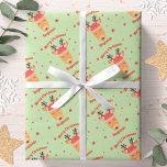 Rentier Christmas Red Green Name Personalisiert Geschenkpapier<br><div class="desc">Dieses Weihnachtsverpackungspapier zeichnet sich durch ein niedliches Rentier- und Sterndesign mit Weihnachtsbaumchen und Mütze aus. Personalisieren Sie es mit einem Namen.</div>