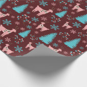 Rentiere Schneeflocken Pine Tree and Berries Dark Geschenkpapier (Ecke)