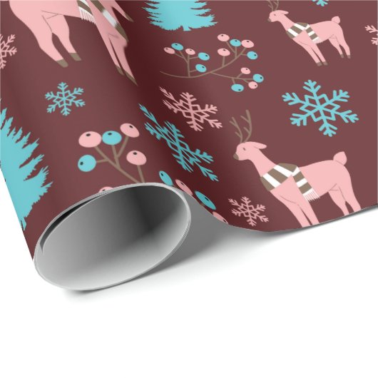 Rentiere Schneeflocken Pine Tree and Berries Dark Geschenkpapier (Rolleneckpunkt)