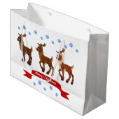 Rentiere und Schneeflocken Große Geschenktüte (Vorderseite Schrägansicht)