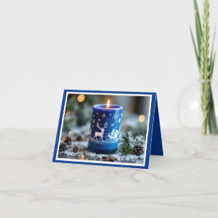 Rentiere und Weihnachtsmann zündeten blaue Kerze a Feiertagskarte