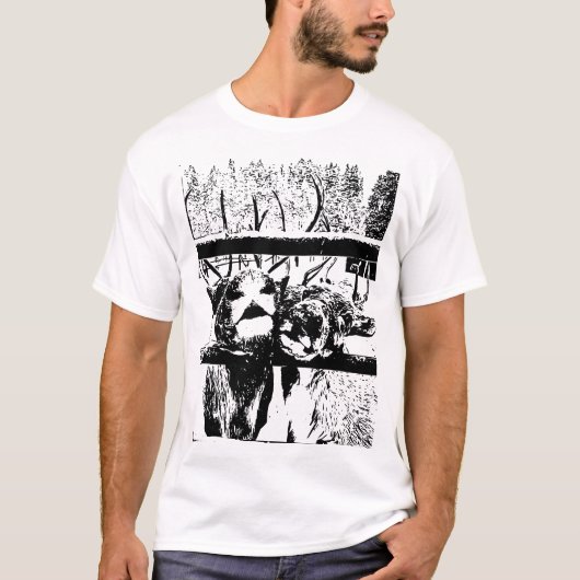 Rentierpaare in Winterwaldlinie Kunst T-Shirt (Vorderseite)