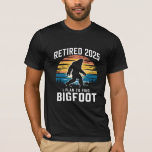Rentner 2025 Ich Plane Bigfoot Ruhestand Zu Finden T-Shirt