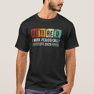 Rentner EST 2025 Ich arbeite periodisch Chemiker W T-Shirt