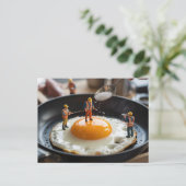 Reparatur von Eiern Funny Construction Workers Postkarte (Stehend Vorderseite)