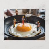 Reparatur von Eiern Funny Construction Workers Postkarte (Vorderseite)