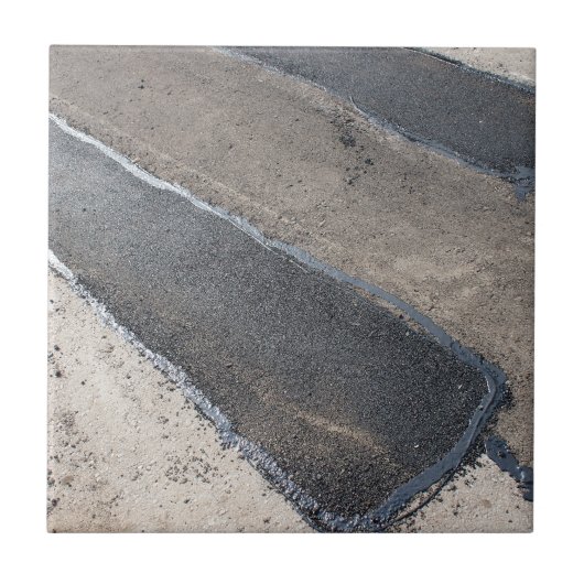 Reparieren Sie Plasterung und das Legen des neuen Fliese (Vorderseite)