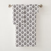 Repeating black floral pattern towel badhandtuch set