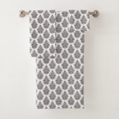 Repeating black floral pattern towel badhandtuch set (Insitu)