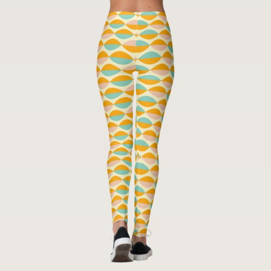 Repeating geometric pattern in beige background leggings (Rückseite)