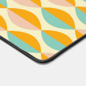 Repeating geometric pattern in beige background schreibtischunterlage (Ecke)