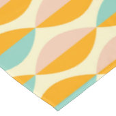 Repeating geometric pattern in beige background tischdecke (Schrägansicht)