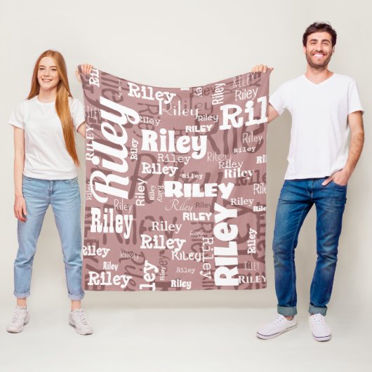 Repeating Name Pattern Dusty Rose White Fleecedecke (Beispiel)
