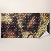 Replizierende Haut mit gelblichen und dunklen Flec Strandtuch (Vorderseite)