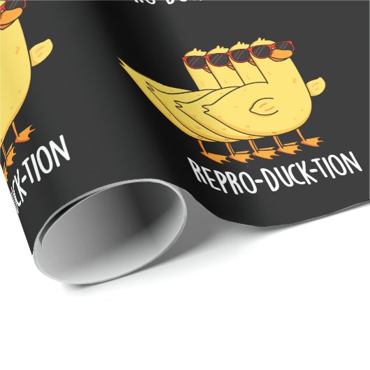 Repro-duck-tion Funny Animal Duck Pun Dark BG Geschenkpapier (Rolleneckpunkt)