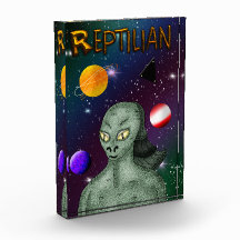 Reptilische Alien mit dem Weltraum