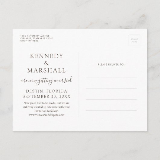 Rescheduldsstrand Wedding Rustic Wood Board Ankündigungspostkarte (Rückseite)