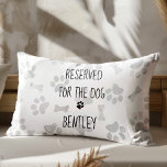 Reserviert für den Hund - Paw Prints - Hund Lover Dekokissen<br><div class="desc">Reserviert für den Hund ! Koordiniert mit unserer "My Side Dog's Side" Bedroom Decor Collection - Zeig wer das Haus und das Schlafzimmer mit diesem super niedlichen Hundenkissen und Bettkollektion regiert. Der graue Pfotenprint und die Knochen zeichnen sich durch einen sehr subtilen Hintergrund aus, der sich mit jedem Dekor abstimmt....</div>