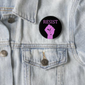 Resist Donald Trump und seine Politik Faust Button (Beispiel)
