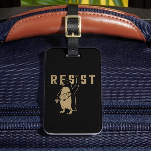 Resist Penguin Activism Graphic Design Vintag Gepäckanhänger (Vorderseite Insitu 2)