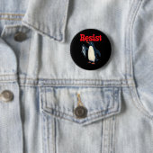 Resist Penguin Holding Fischprotest Funny Graphic Button (Beispiel)