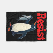 Resist Penguin Holding Fischprotest Funny Graphic Fleecedecke (Vorderseite (Horizontal))