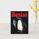Resist Penguin Holding Fischprotest Funny Graphic Karte (Gelbe Blume)