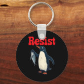 Resist Penguin Holding Fischprotest Funny Graphic Schlüsselanhänger (Vorderseite)