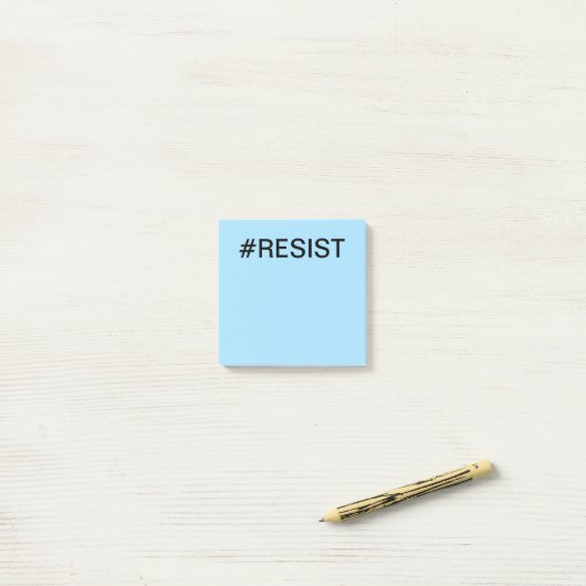 #Resist Protest schwarzer Text auf hellblau Post-it Klebezettel (Auf Schreibtisch)