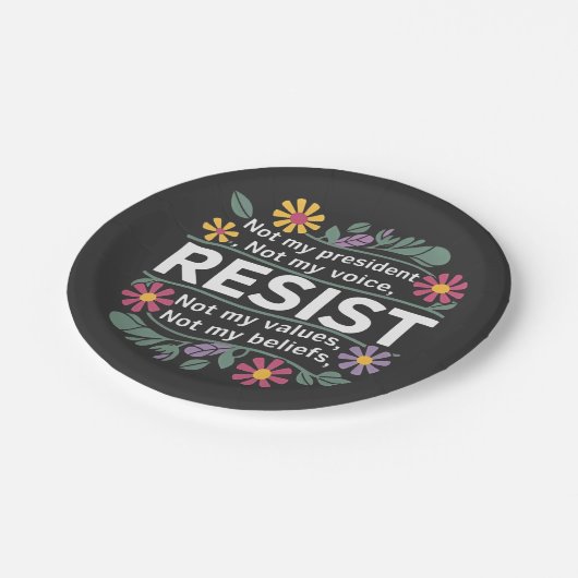 Resist subtile Anti Trump Blumenprotest Pappteller (Schrägansicht)