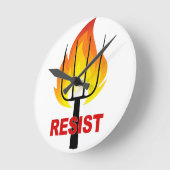 Resist Torch und Pitchfork Runde Wanduhr (Winkel)