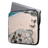 Resort in der Nähe des Meeres Laptopschutzhülle (Vorderseite Links)