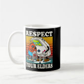 Respect Your Elders Gaming Control 80s Retro Funny Kaffeetasse (Links)