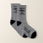 Respektieren Sie die lustigen großen Sportsocken d Socken<br><div class="desc">Respektieren Sie die lustigen Sportsocken des Stache für Männer. Humorales Zitat für Typ mit Schnurrbart. Fügen Sie Ihre eigenen individuelle Name- oder Monogramm-Buchstaben, um ein einzigartiges Paar Socken. Coole Geburtstags- oder Weihnachtsgeschenk-Idee für ihn. Graue oder benutzerdefinierte Hintergrundfarbe. Geschenk für Bruder, Ehemann, Freund, Sohn, Großvater, Freund, Vater, Vater, Onkel, Opa, Koch,...</div>