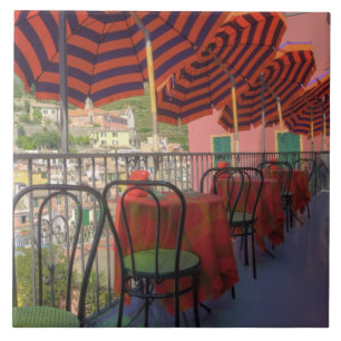 Restaurant in der hügeligen Stadt Vernazza, Cinque Fliese