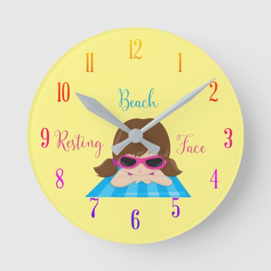 Resting Beach Face Girl on Beachtowel   Runde Wanduhr (Vorderseite)