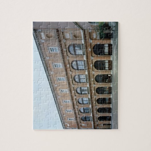 Restlicher Flügel eines Klosters, jetzt die Puzzle (Vertikal)