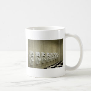 Restroominnenraum mit Toilettenreihe Kaffeetasse