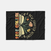 Retired 2026 A New Chapter Begins Retirement Teach Fleecedecke (Vorderseite (Horizontal))