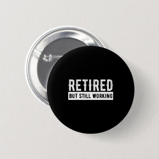Retired But Still Working - Funny Retirement Gag Q Button (Vorne & Hinten)