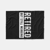 Retired But Still Working - Funny Retirement Gag Q Fleecedecke (Vorderseite (Horizontal))