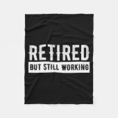 Retired But Still Working - Funny Retirement Gag Q Fleecedecke (Vorderseite)