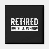 Retired But Still Working - Funny Retirement Gag Q Magnet (Vorne)