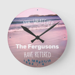 Retired Couple Any Family Name Beach Retirement Runde Wanduhr