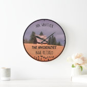 Retired Family Old Homestead Name Funny Große Wanduhr (Zuhause)