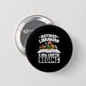 Retired librarian new chapter begins retirement button (Vorne & Hinten)