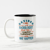 Retired Radiologist Radiology Retirement Happier Zweifarbige Tasse (Links)