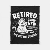 Retired Under New Management - Funny Cat Retiremen Fleecedecke (Vorderseite)