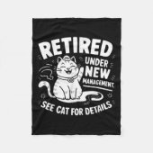 Retired Under New Management - Funny Cat Retiremen Fleecedecke (Vorderseite)