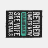 Retired Under New Management, Funny Husband Humor Fleecedecke (Vorderseite (Horizontal))
